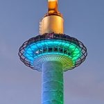 2026年５月５日、ライトアップされた京都タワー